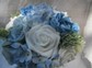 B015 Biedermeierstrauß blau mit weißen Rosen