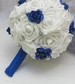 B020 Biedermeierstrauß mit weiß  blauen Rosen