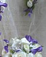 WM097 Wurfstrauß mit lila Wicken, weiße Rosen Calla