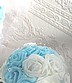 WM072 Wurfstrauß weiße und hellblaue Rosen